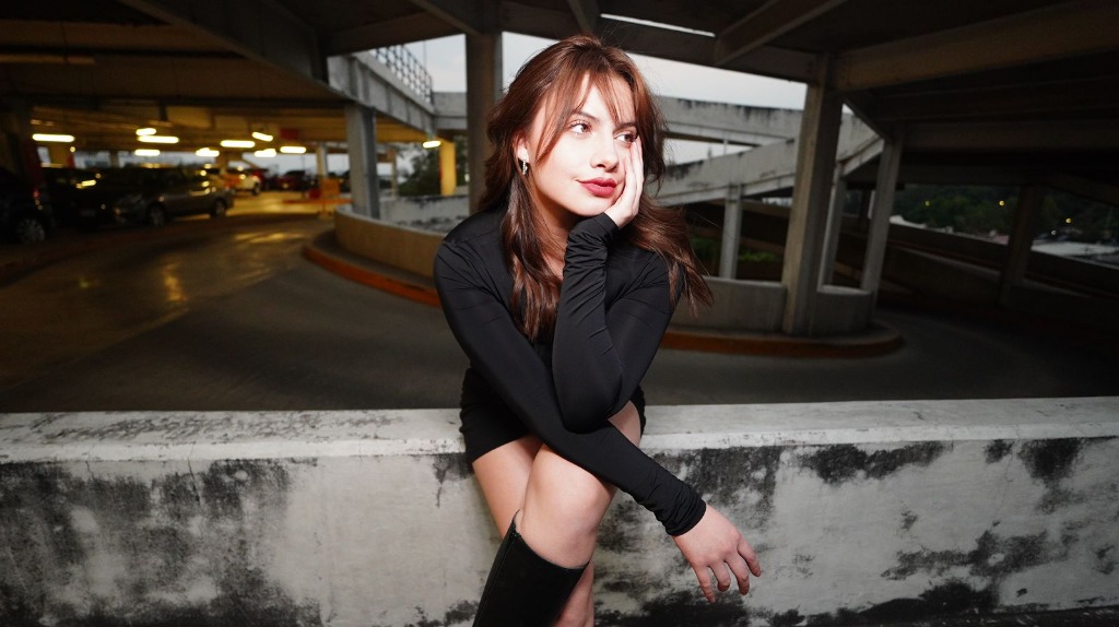 Paulina Gil - Editorial de Moda Look Negro Exterior